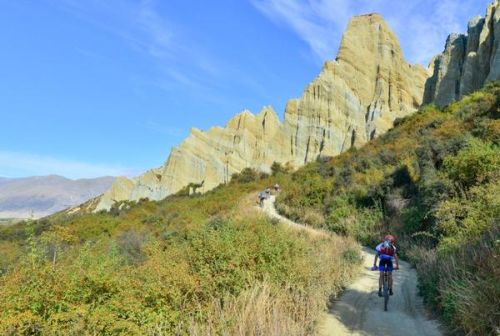 Teams riding up to the Clay cliffs near Omarama