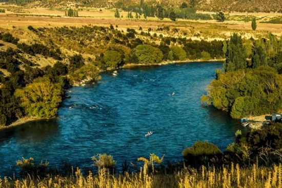 Kayaking teams on the Clutha River